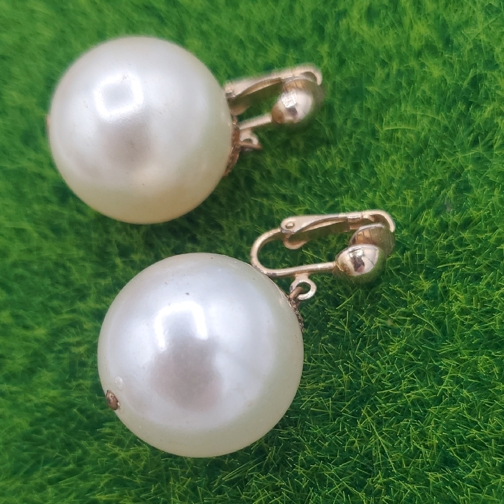 Chunky Pearl Bauble Clip On Earrings E1015